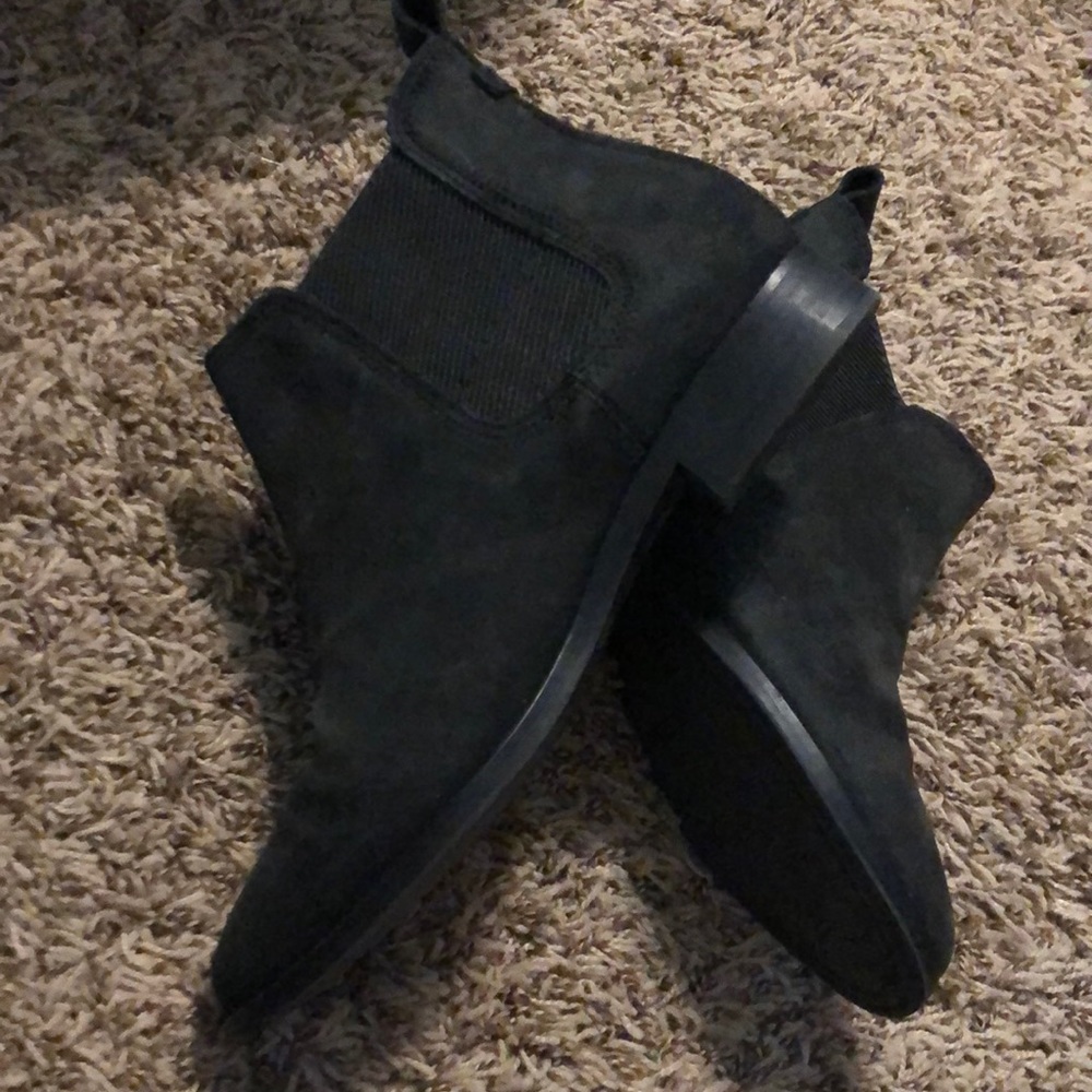 Great pair of TOMS Ella Chelsea booties